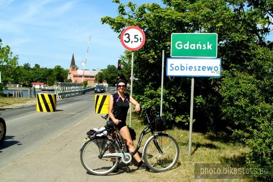 Most pontonowy prowadzi do Sobieszewa.