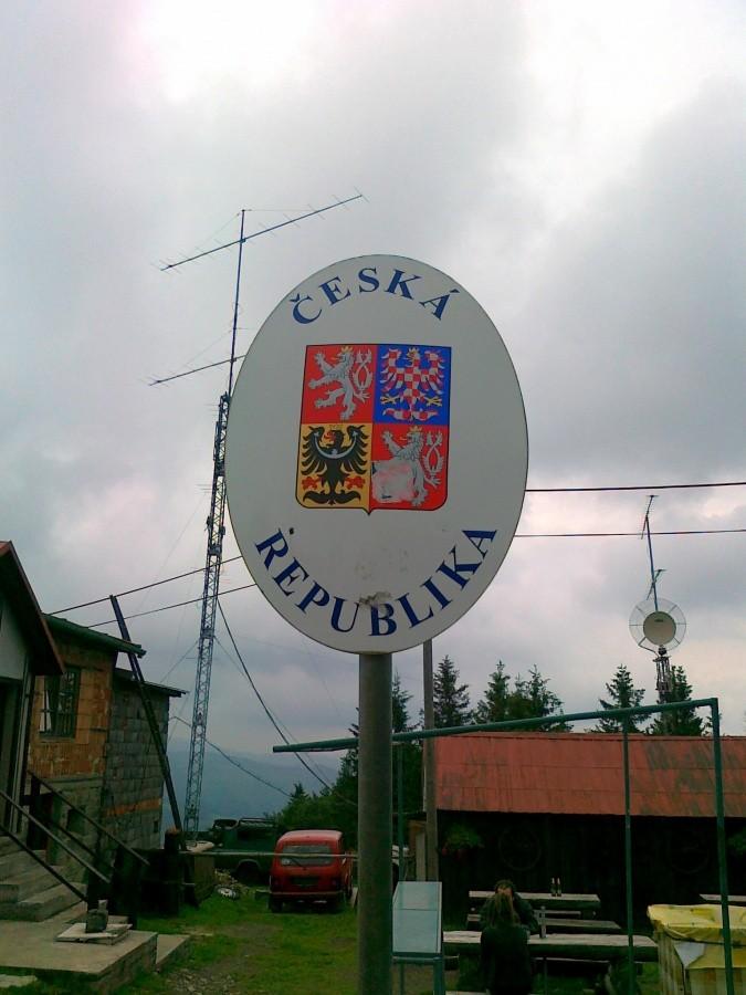 Raz w Polsce, raz w Czechach :) Przy schronisku na Wielkiej Czantorii.