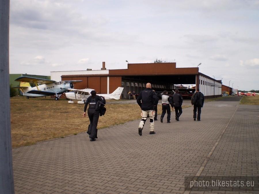 Motocykliści na lotnisku
