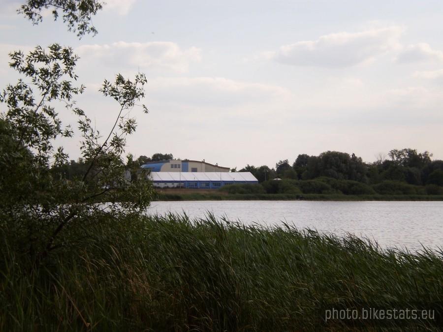 Jezioro Swarzędzkie z widokiem na pływalnię "Wodny Raj"
