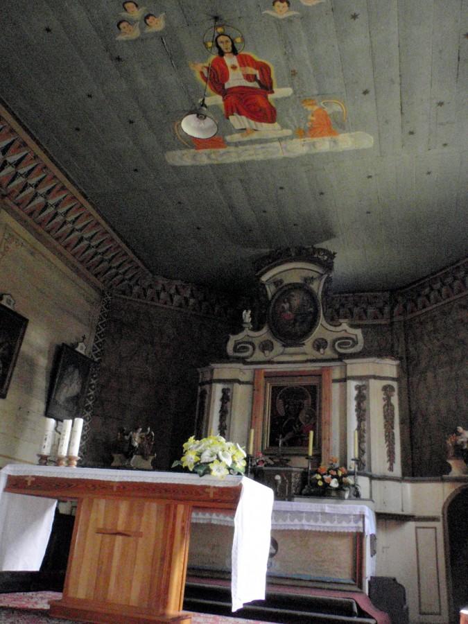 Ołtarz i malowany sufit w kościele w Chocianowicach