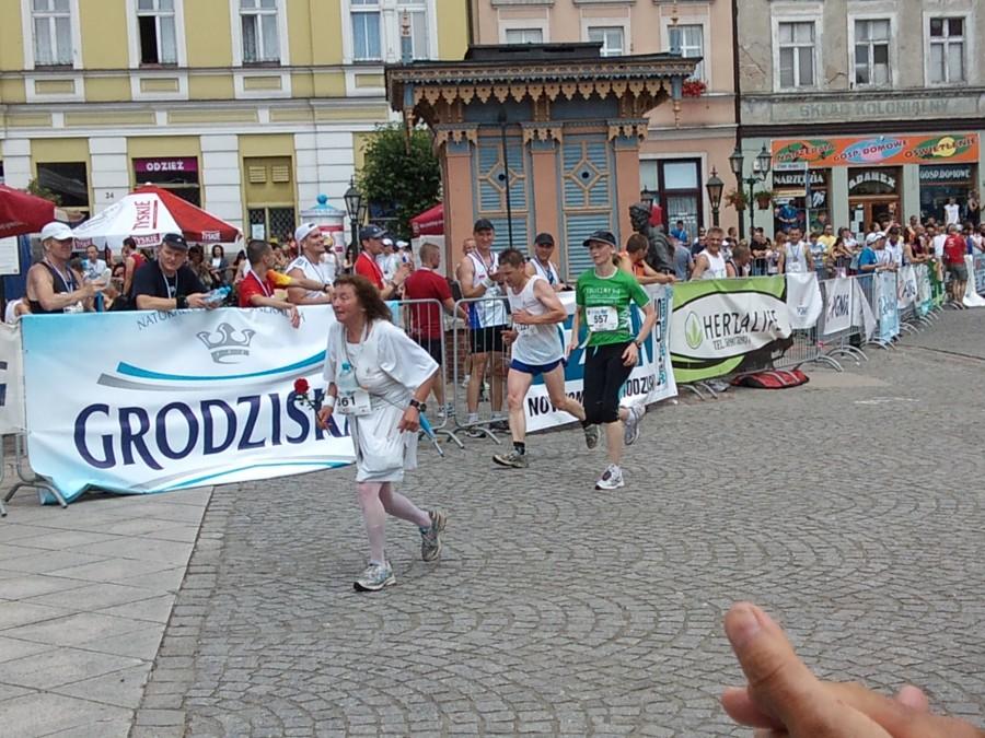 Ta Pani /z parasolką/ ma już grubo po 70-ce.Ozdoba większości maratonów