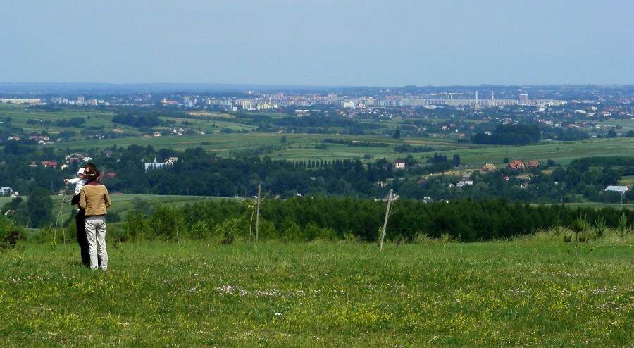 Widok na Rzeszów z pod krzyża w Niechobrzu