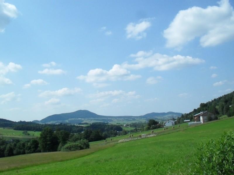 Widok w strone Ropy z Klimkówki, w tle góra Chełm