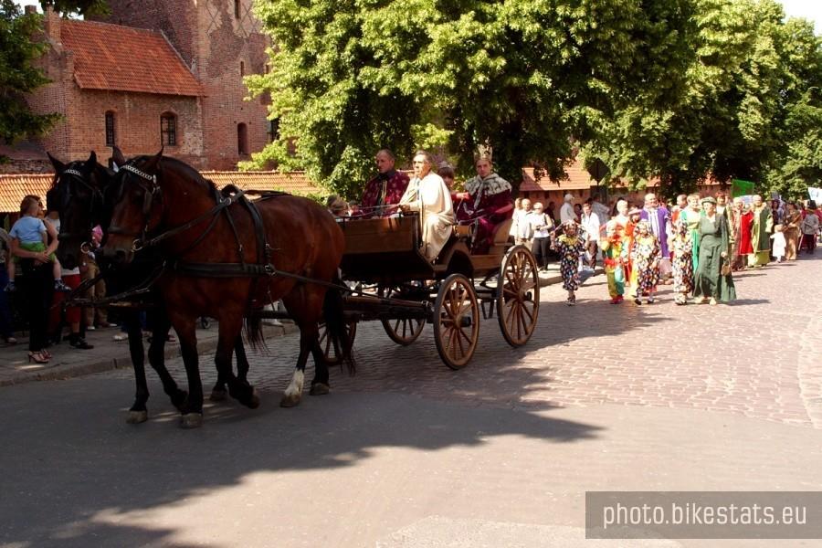 Barwny historyczny korowód prowadzony przez polskiego króla i jego małżonkę.