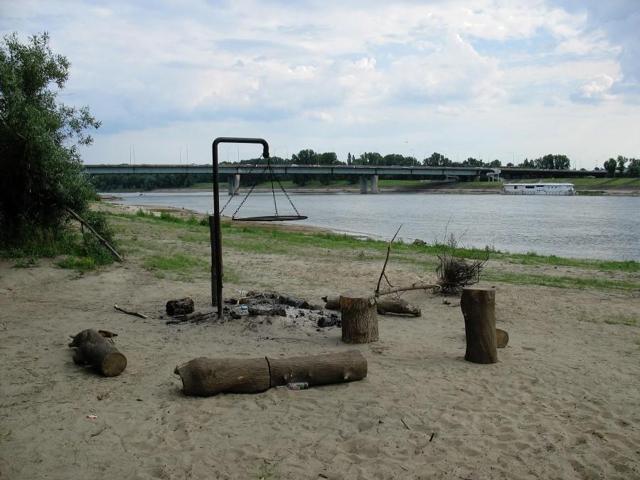 Grill plażowy nad Wisłą w poliżu Mostu Łazienkowskiego