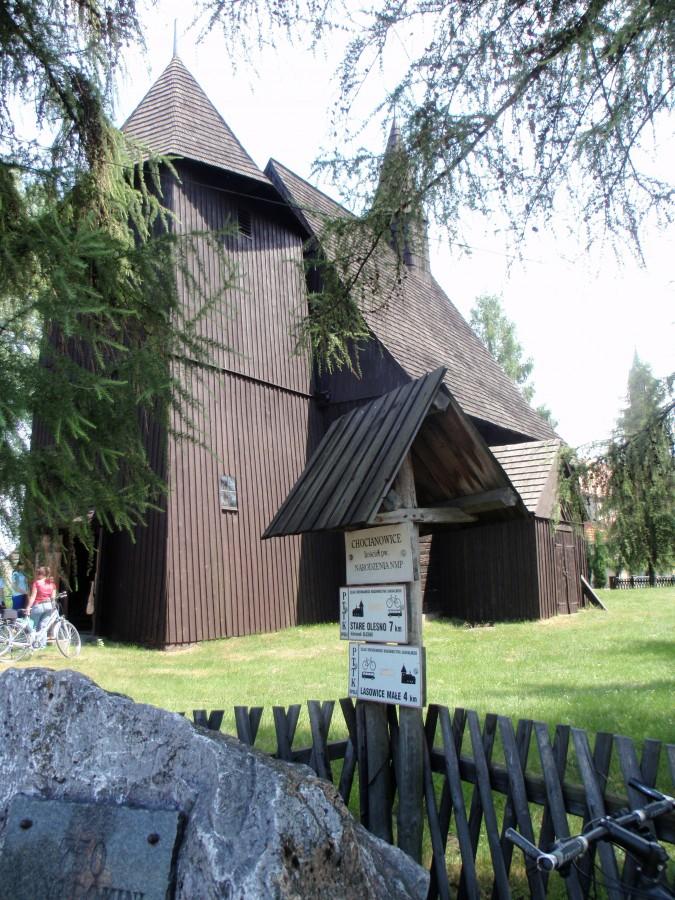 Chocianowice - w głębi kościół murowany