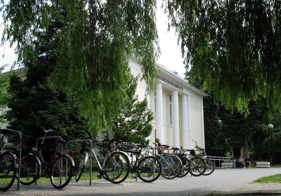 SGGW - rowerki prze budynkiem VII, WNE