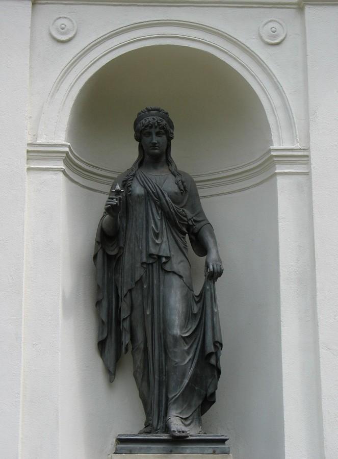 SGGW - Pałac Krasińskich, rzeźba bogini Ceres