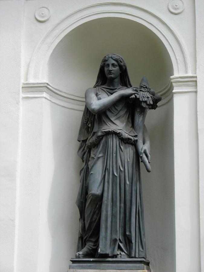 SGGW - Pałac Krasińskich, rzeźba Fortuny