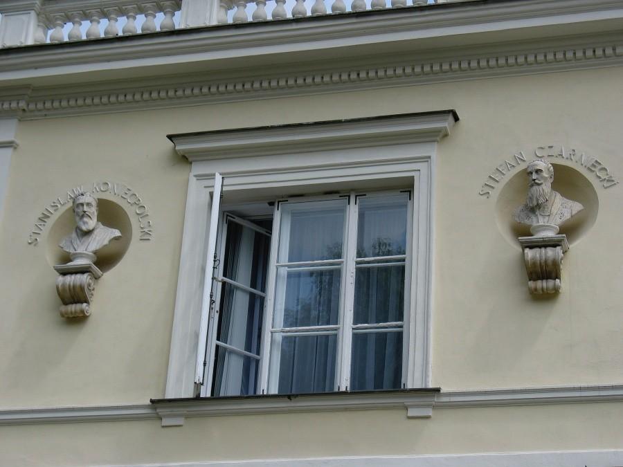 SGGW - Pałac Krasińskich, rzeźby elewacji frontowej
