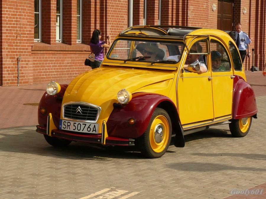 Uroczy 2CV :)