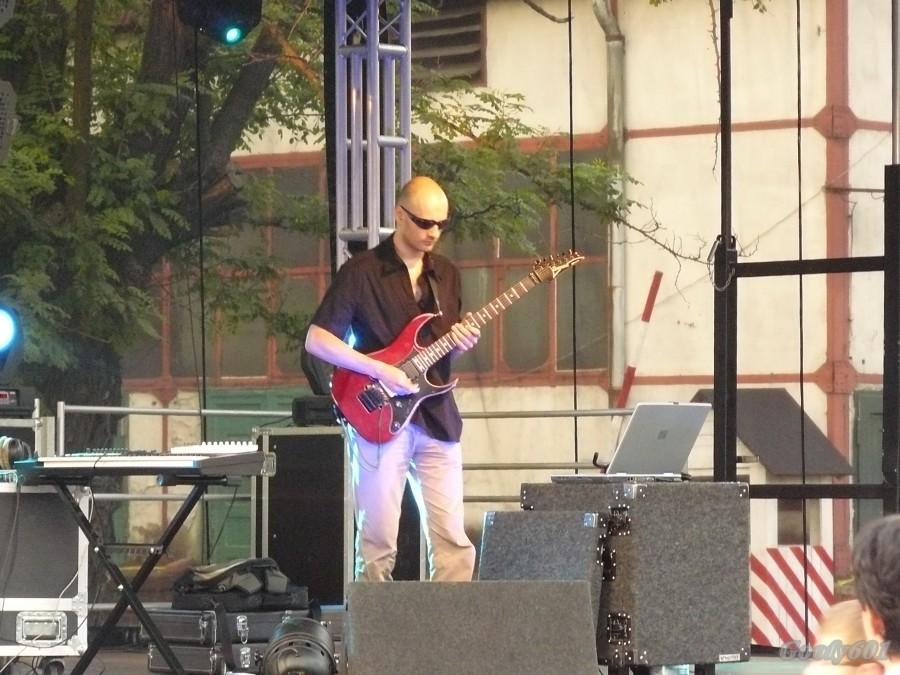 Koncert na jednego człowieka z gitarą i laptopem ;)
