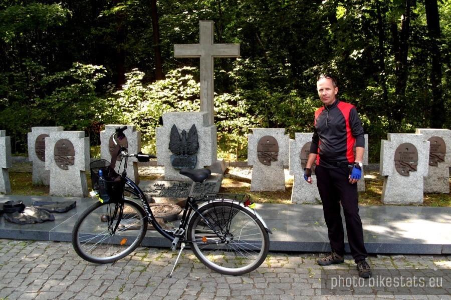 Tu spoczywa mjr Henryk Sucharski.
