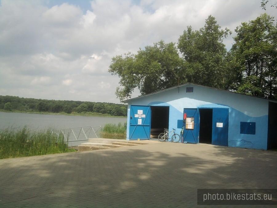 Wypożyczalnia kajaków przy przystani Canoe nad Jeziorem Swarzędzkim