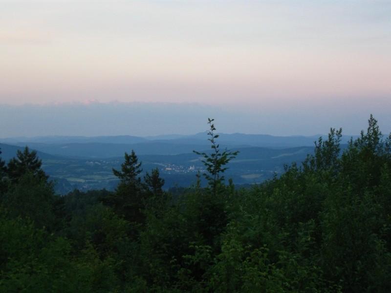 W dole Zagórz, a w tle Bieszczady.