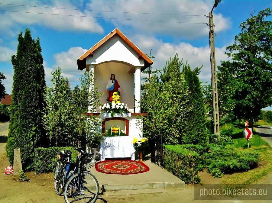 Przydrożna kapliczka, przystrojona świątecznie.
