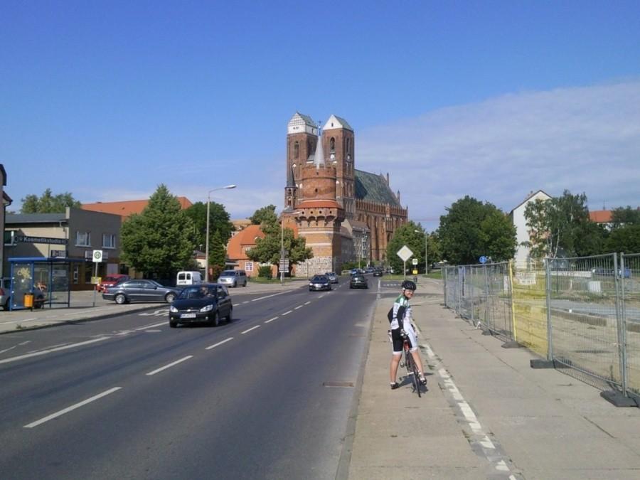 Magda na tle trzynawowej bazyliki Nikolaikirche w Prenzlau