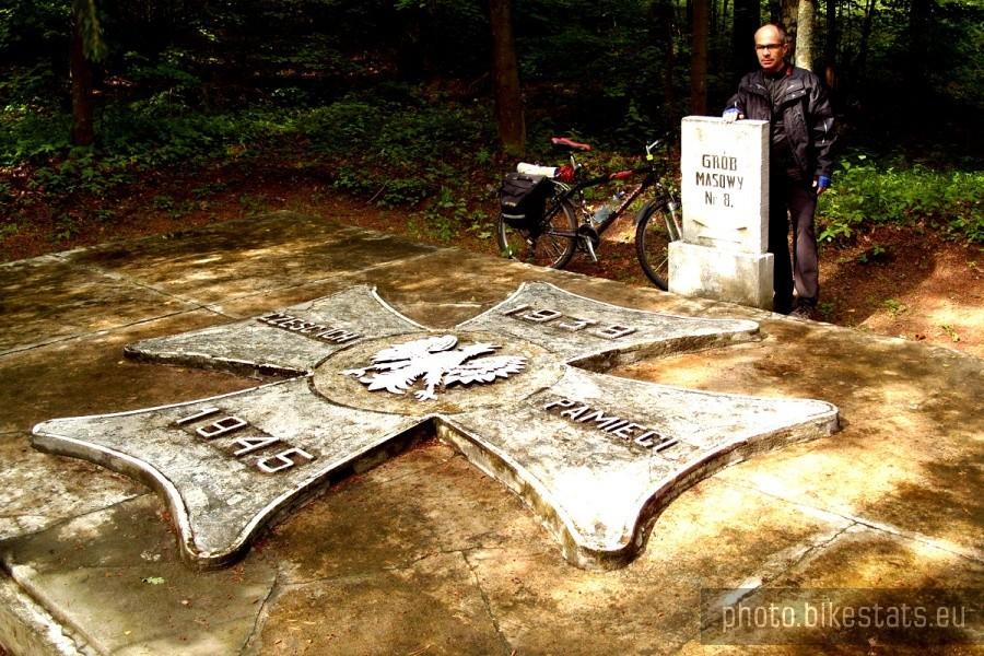 Jeden z 39 grobów masowych.