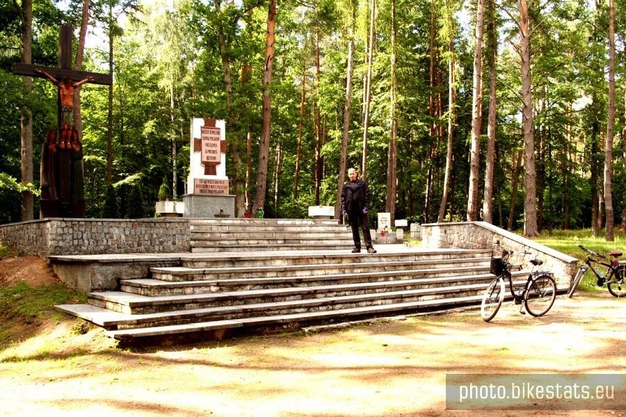 Dla upamiętnienia tamtych wydarzeń wzniesiono także pomnik.