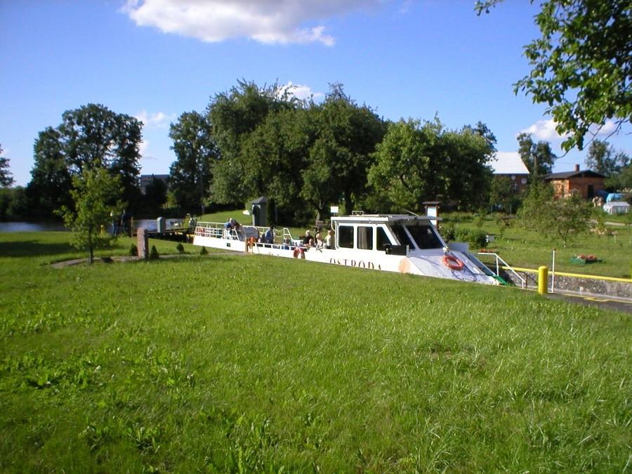 MIŁOMŁYN-STATEK W ŚLUZIE SIĘ OBNIŻA