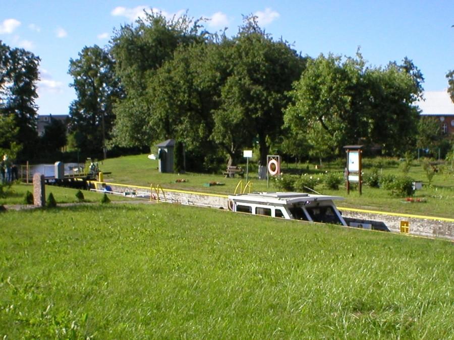 MIŁOMŁYN-WIDAĆ JUŻ TYLKO DACH STERÓWKI