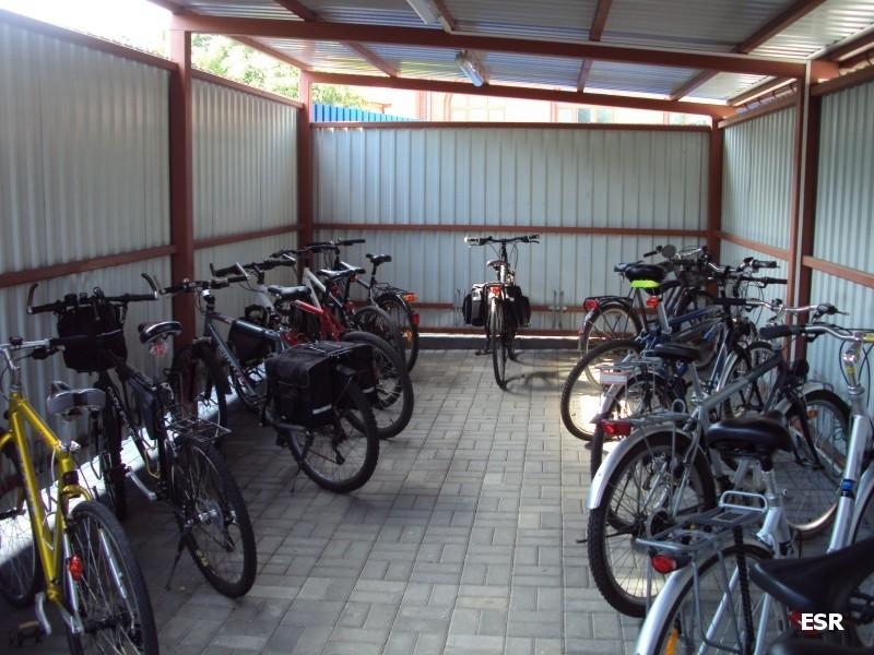Parking rowerowy pod daszkiem :-)