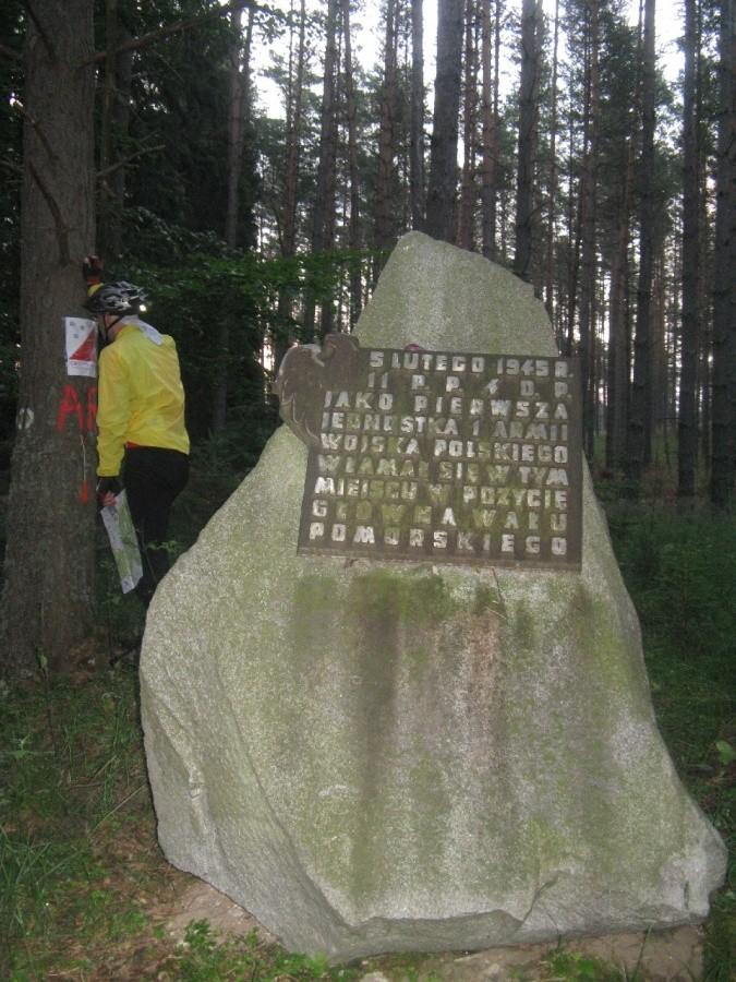 O świcie przy pomniku