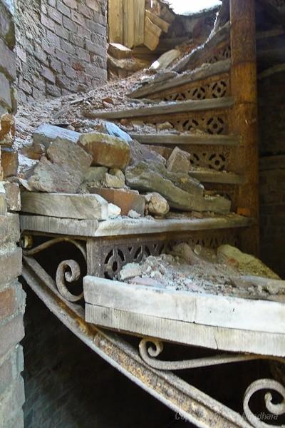 niestety, nie biała dama, tylko fragment schodów