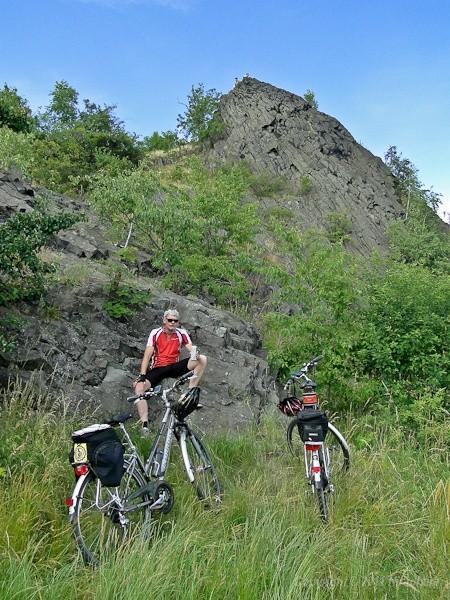 Piotrek pilnuje rowerów