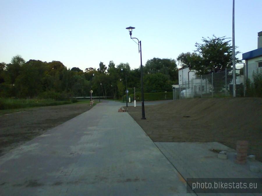 Nowa ścieżka obok lodowiska