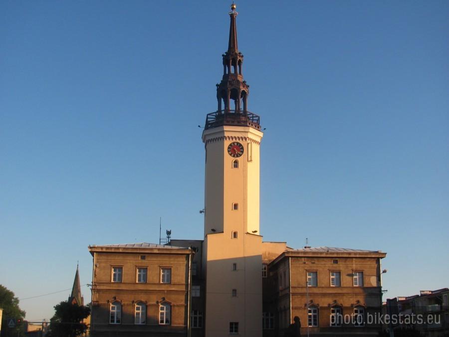 ratusz w Strzelcach Opolskich przed 6 rano