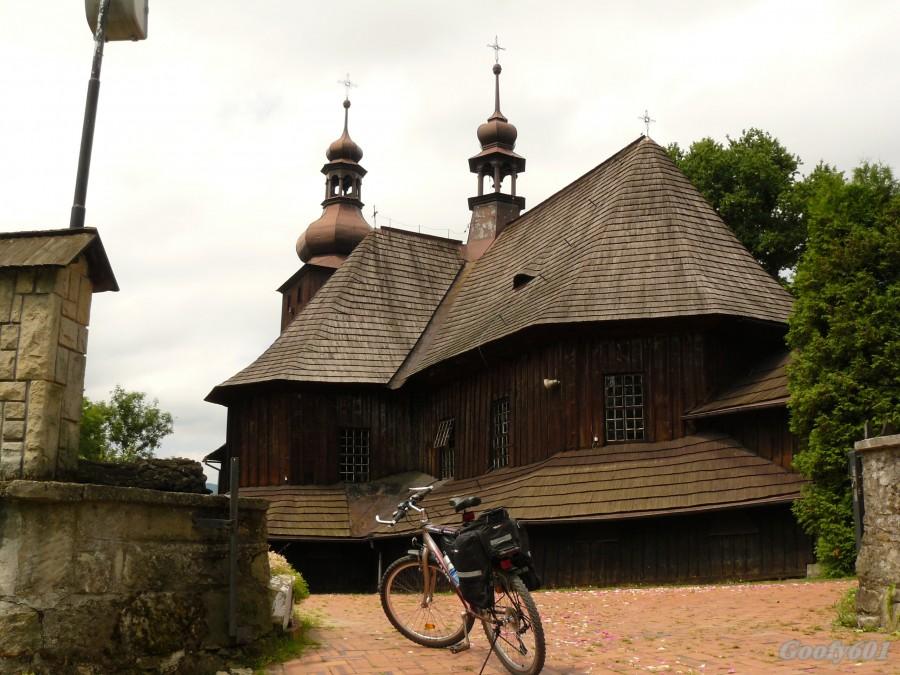 Drewniany kościół w Łodygowicach.