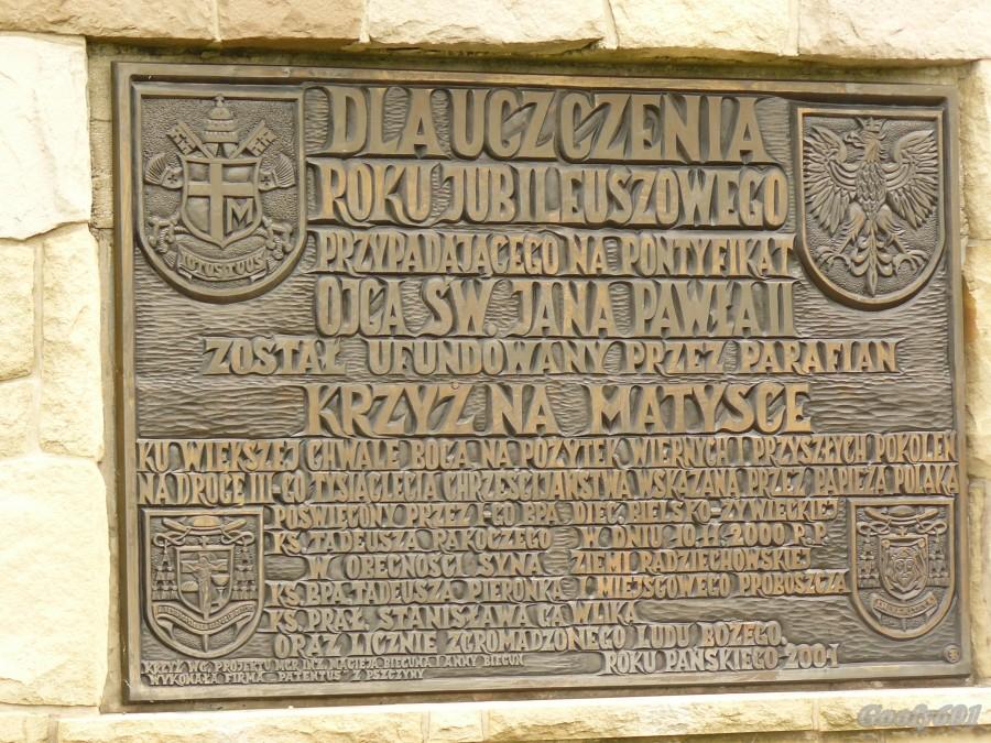 Tablica pod krzyżem milenijnym.