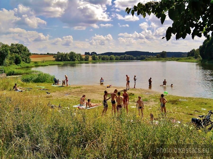 Plaża nad jeziorem Rokickim.