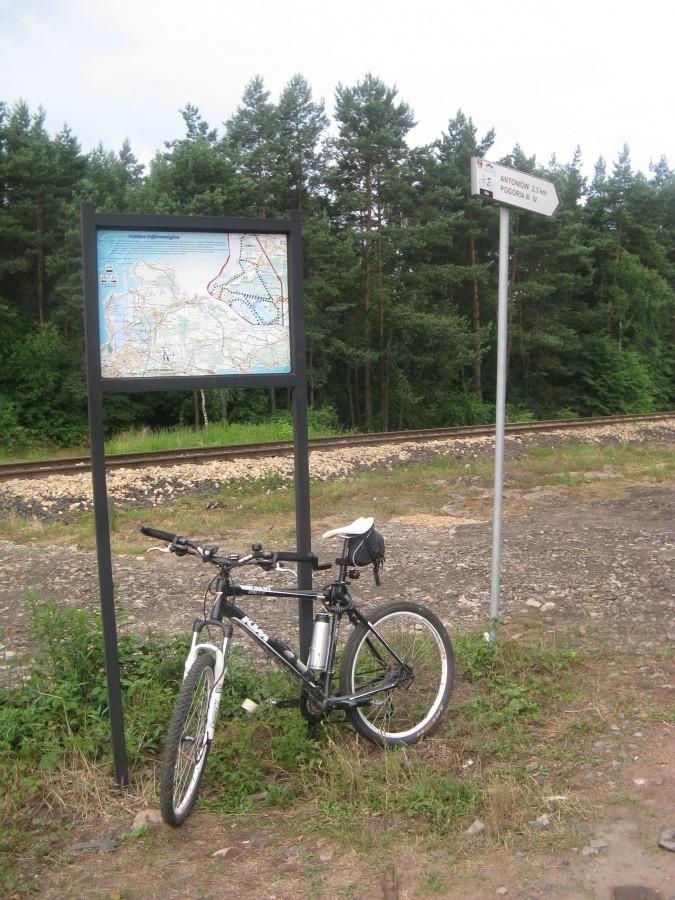 Bike przy nowej tablicy szlaków rowerowych