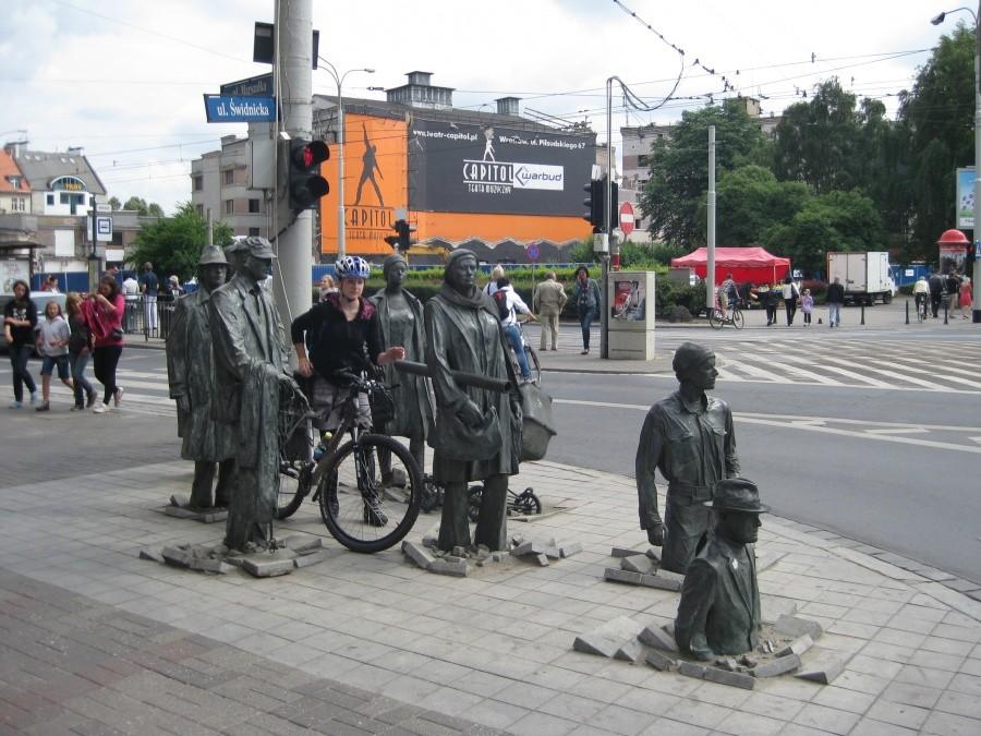 Ludzie wystający z ziemi