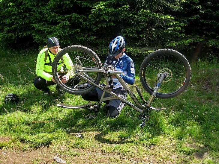 Rowerowy piknik na skraju drogi