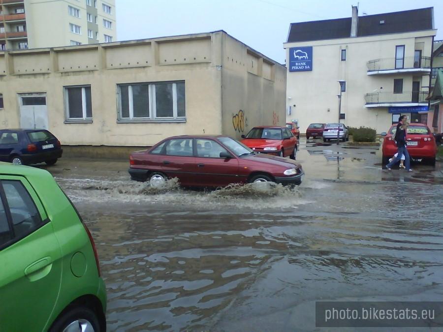 Zalana ulica na os. Dąbrowszczaków