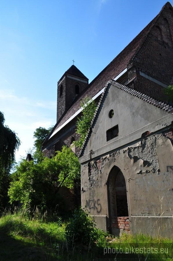 Południowa fasada kościoła w Rapocinie (z kaplicą i kruchtą)