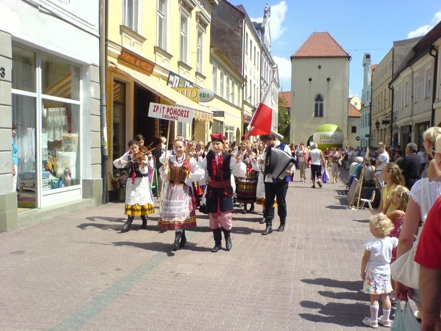 Parada zespołów ludowych w Chełmnie, 09.07.2011