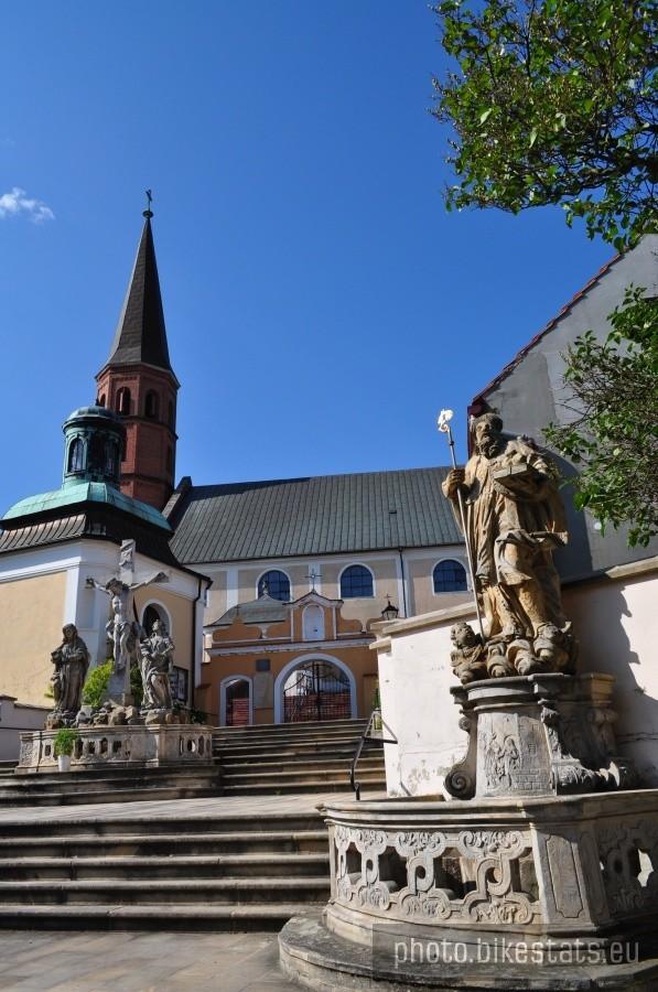 Zespół sakralny w Grodowcu: kościół, Kaplica Góry Oliwnej (z lewej strony), monumentalne schody, barokowa brama