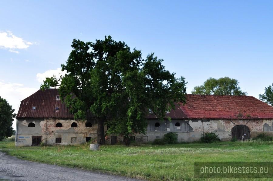 Późnoklasycystyczne zabudowania folwarczne przy pałacu w Świninie (1840)