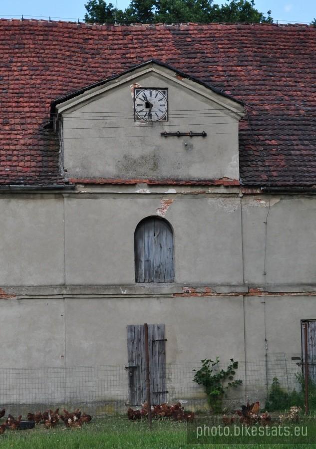 Zegar na jednym z budynków folwarcznych w Świninie