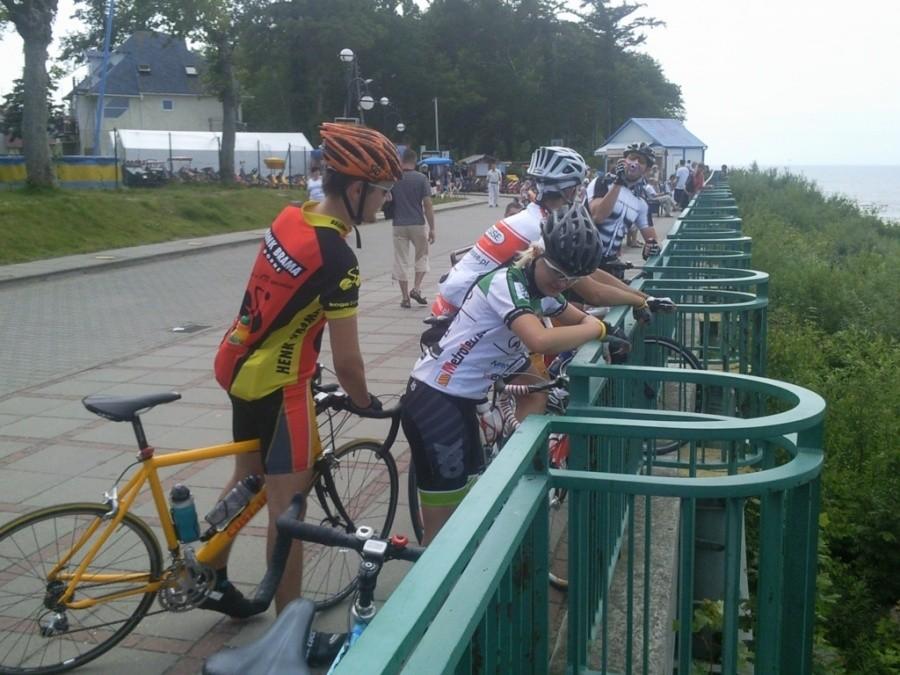 Ekipa przy balustradzie