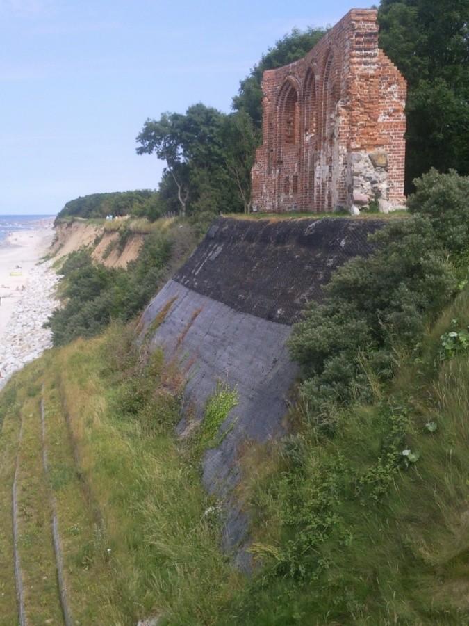 Ruiny ostatniej ściany kościoła w Trzęsaczu