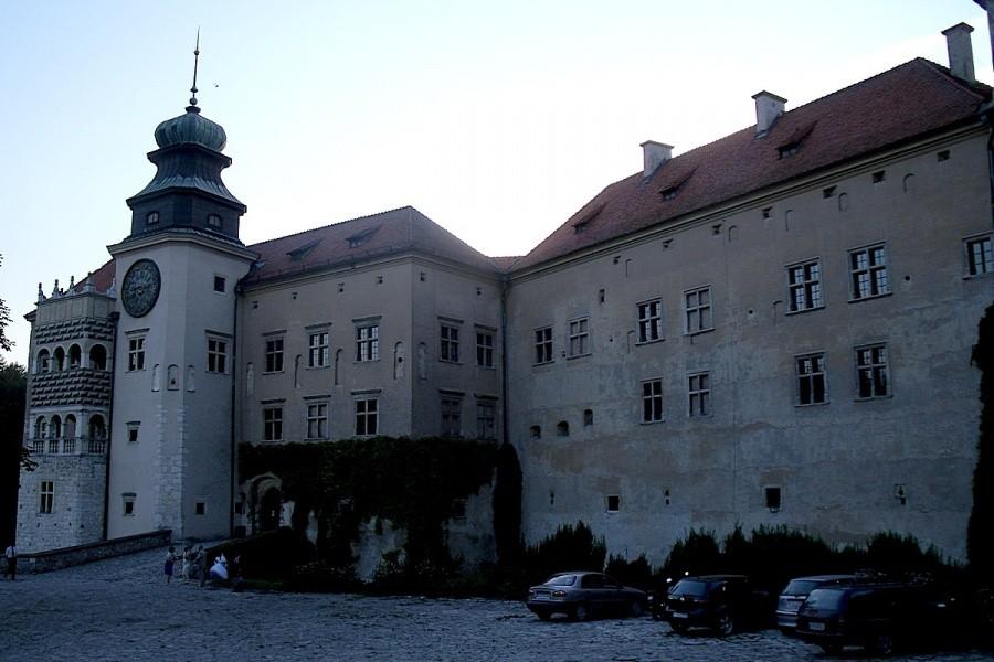 Dziedziniec na zamku w Pieskowej Skale
