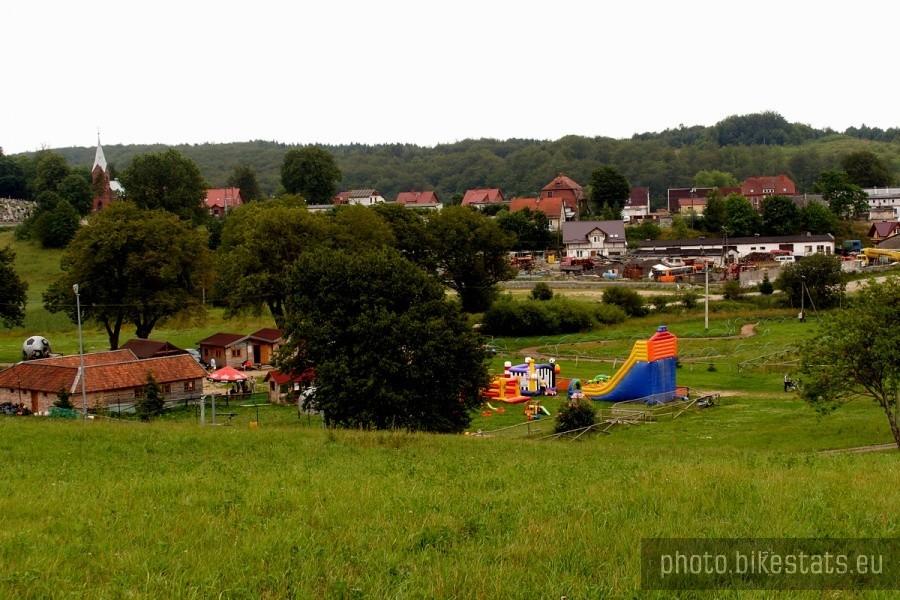 Widok na Przywidz ze stoku narciarskiego.