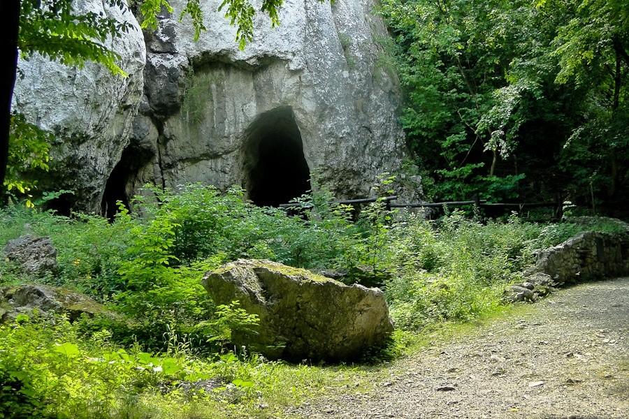 kolejna dziura w skale