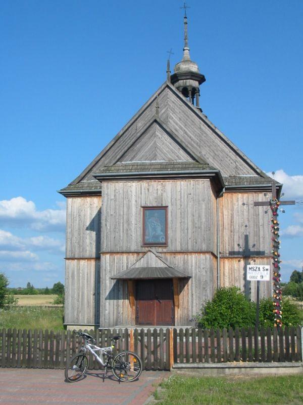 drewniany kościółek w Twardej